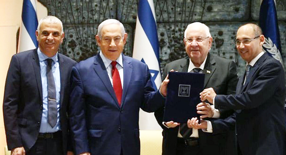 מימין: פרופ' אמיר ירון, הנשיא ראובן ריבלין, ראש הממשלה בנימין נתניהו ושר האוצר משה כחלון, במשכן הנשיא אתמול