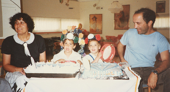 טל (מימין) ביום ההולדת שלוש שלה וארבע של אחיה (משמאל). עם אביה ואמה, 1987. "אני לא מערבת אותם, כדי להגן עליהם"