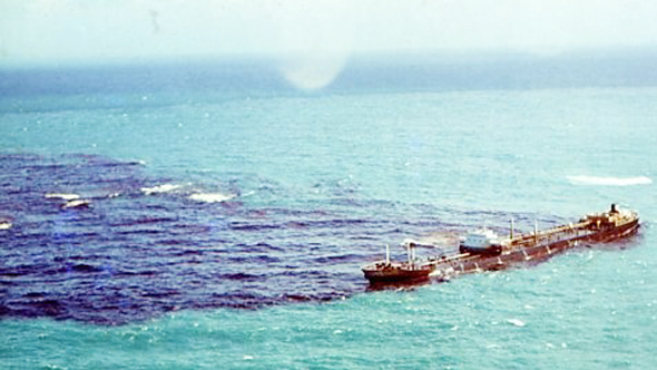 כתם נפט נפלט מהאוניה, צילום: BBC