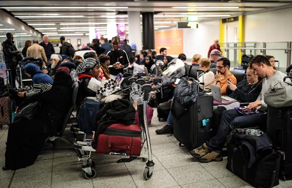 הנוסעים שנתקעו בנמל התעופה גטוויק בגלל הרחפנים, צילום: גטי אימג