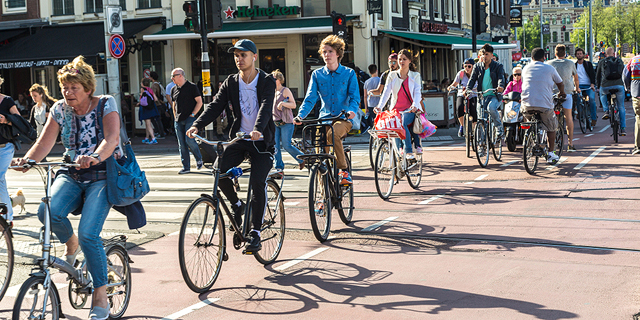ככה עושים את זה נכון -  בהולנד הממשלה משלמת לתושבים כדי שירכבו על אופניים
