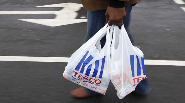 שקיות פלסטיק של Tesco בבריטניה , צילום: רויטרס 
