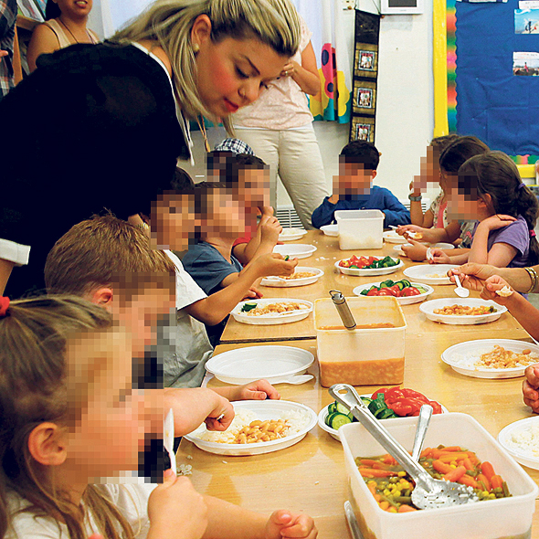 ארוחה בגן ילדים. חשופים למזון מזיק