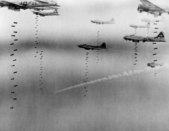 מפציצי B17 מטילים פצצות על מטרות באירופה, צילום: שאטרסטוק