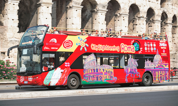 אוטובוס תיירים ליד הקולוסיאום, צילום: גטי אימג