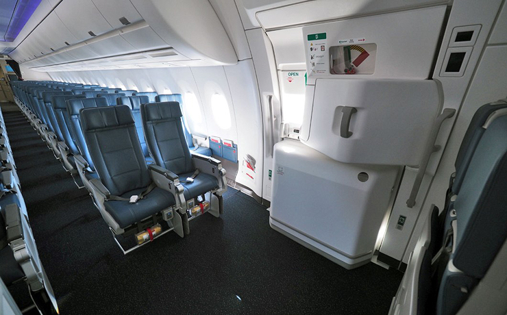 המושב שליד היציאה , צילום: delta airlines