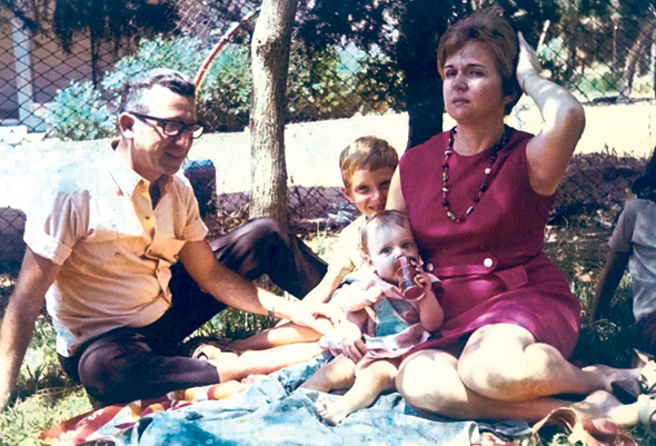 1970. אורנה הוזמן בכור בת החצי שנה עם הוריה אסתר ומשה ואחיה חיים (6), מעוז אביב 