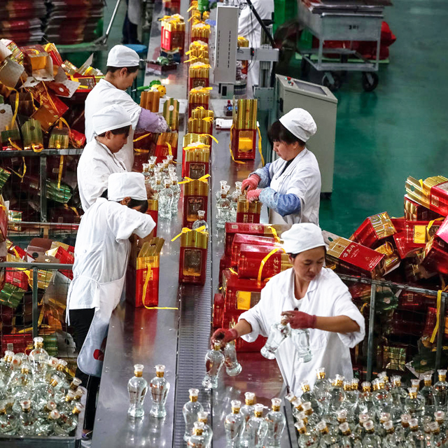 מוסף שבועי 10.1.19 משקה סיני מפעל באיג&#39;יו של היצרנית Qinyang במחוז שאאנשי ב סין בספטמבר, צילום: אי פי איי