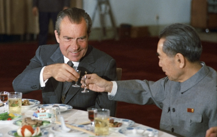 נשיא ארה"ב ניקסון וראש ממשלת סין אנלאי משיקים כוסות באיג