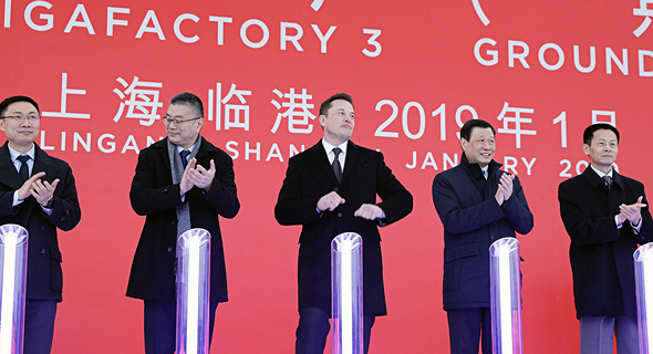 מייסד טסלה אלון מאסק שני משמאל בטקס השקת המפעל החדש ב שנגחאי, צילום: בלומברג