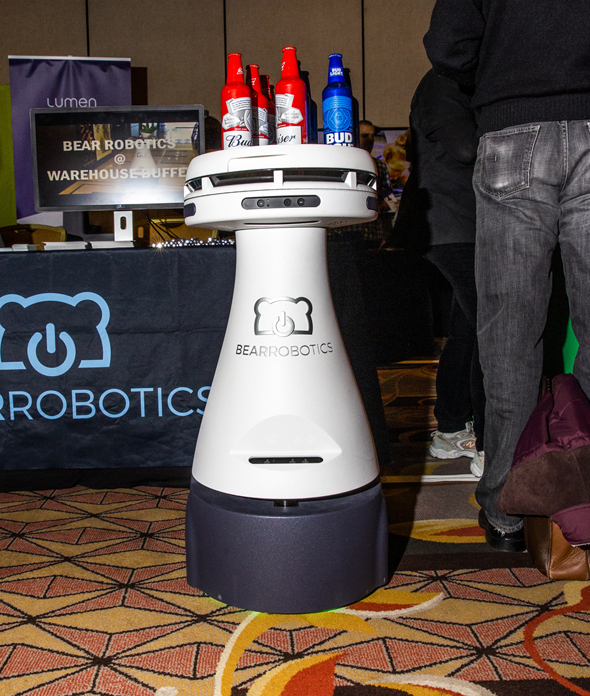 רובוט להגשת בירה שהוצג בתערוכה, צילום: בלומברג
