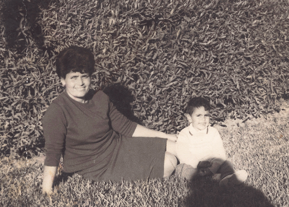1969. צורי דבוש בן ה־3 עם אמו פנינה, בחצר הבית באשקלון