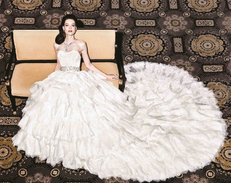 שמלת חתונה בעיצוב יומי קטסורה. מעוטרת באלף פנינים, צילום: Luxastic