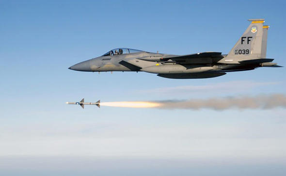 מטוס F15C משגר טיל AIM7