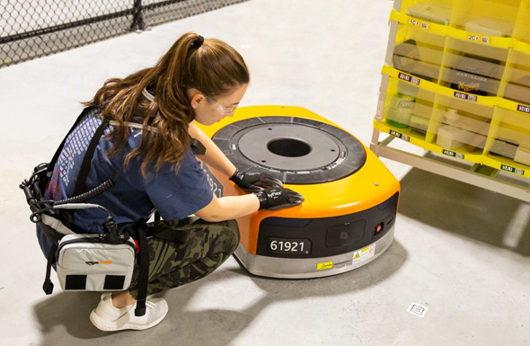 עובדת ורובוט במחסן של אמזון, צילום: Amazon