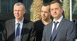 רונן מרדכי גרין עם שר התיירות  (משמאל) ועורך הדין חגי אדורם (מימין)