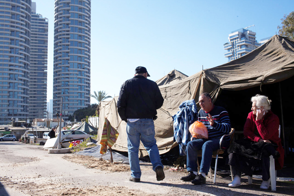 פינוי תושבי גבעת עמל על ידי היזמים לאחר ההסכם המפוקפק עם העירייה. רבים התגוררו באוהלים, צילום: עמית שעל