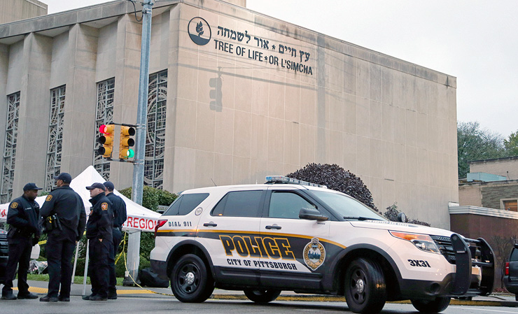 זירת הפיגוע בבית הכנסת בפיטסבורג, באוקטובר. הרוצח הושפע מסרטונים קיצוניים ביוטיוב