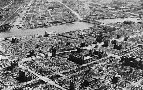 העיר טוקיו לאחר הפצצת טרור במלחמת העולם השנייה. שימו לב: זה היה פרבר שוקק, ונותרו ממנו מבנים בודדים