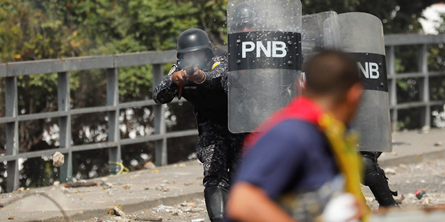 26 הרוגים בוונצואלה, מדורו סוגר את השגרירות בארה&quot;ב