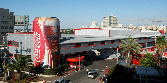מפעל קוקה קולה בבני ברק, צילום: עמית שעל