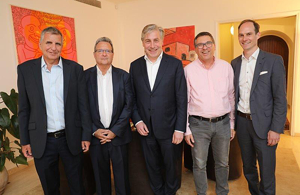 בתמונה, מייסדי ברון אשל שרוני ו - ZWEI באירוע לקוחות בבית השגריר השוויצרי. מימין לשמאל: פטריק מולר, אורי שרוני, פרופ