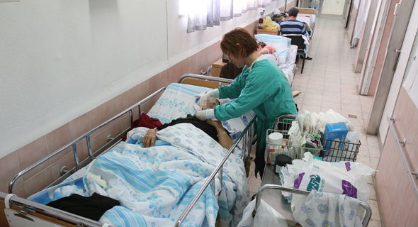 חולה במסדרון בית חולים (ארכיון), צילום: אלעד גרשגורן