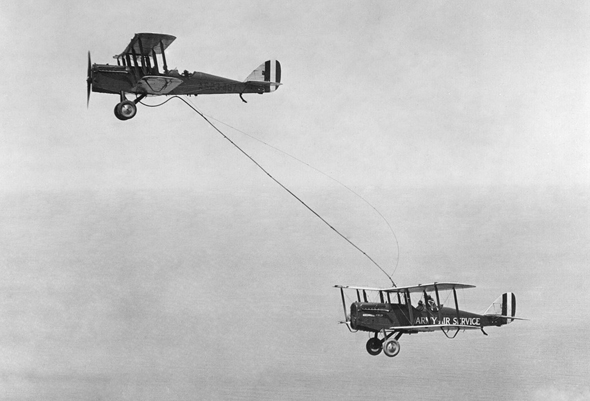 לוול סמית' וג'ון ריכטר מדגימים תדלוק אווירי במטוסי DH4