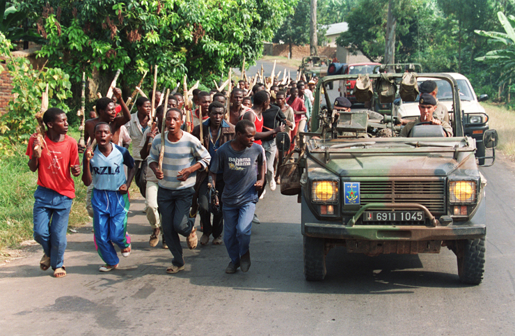 חברי מיליציה משבט ההוטו באיזור ג'יזני, רואנדה בימי מלחמת האזרחים, 1994. החוקה ביטלה את הזיהוי האתני בתעודות הזהות