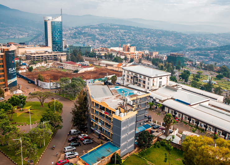 קיגאלי, רואנדה, שבה פולקסווגן הקימה מפעל. העיור מואץ מאוד ברואנדה, כ־6% בשנה, אך פיזור האוכלוסייה לא טוב