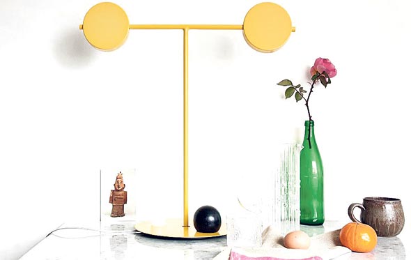 מנורת שולחן צהובה של המעצב האוסטרלי סב בראון. שלכם ושלכן תמורת 850 דולר אוסטרלי שהם כ-2,200 שקל