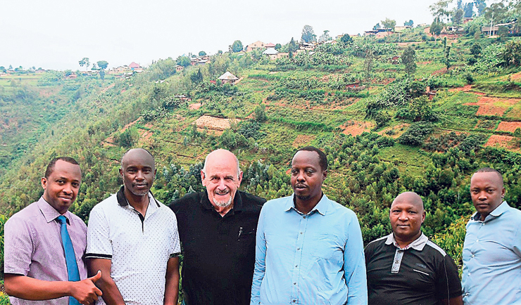 צמיר עם חברי צוות התכנון המקומיים ברואנדה. "הם רואים בישראל מודל חיקוי לחדשנות"