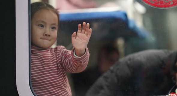 ילדי דב ברכבת בסין , צילום: גטי 