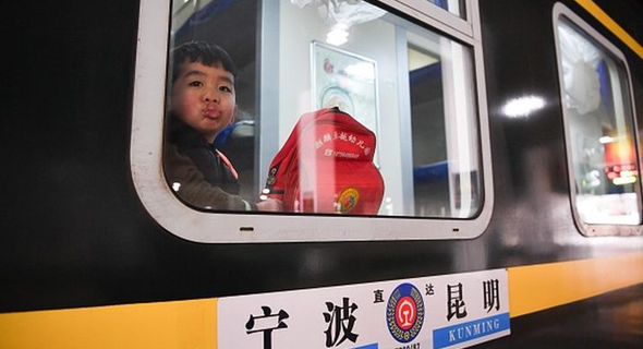 ילד דב נוסע ברכבת בסין