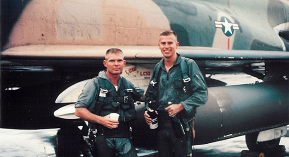 קפטן ג'ון פארדו (משמאל) והנווט שלו, סגן סטיב ווין