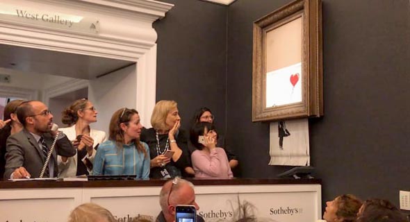 אירוע הגריסה באוקטובר האחרון, בלונדון. לפי הערכות, שוויו של הציור רק עלה בעקבות התערבותו של בנקסי, צילום: Banksy