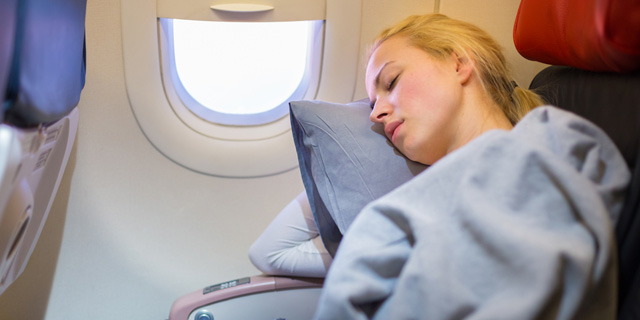רוצים לישון בטיסה ולהישאר בריאים? כדאי שתביאו שמיכה מהבית 