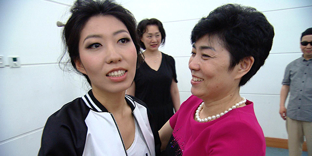 כוכבת הפופ הסינית וואנטינג צ‘ו עם אמה, צילום: CTV