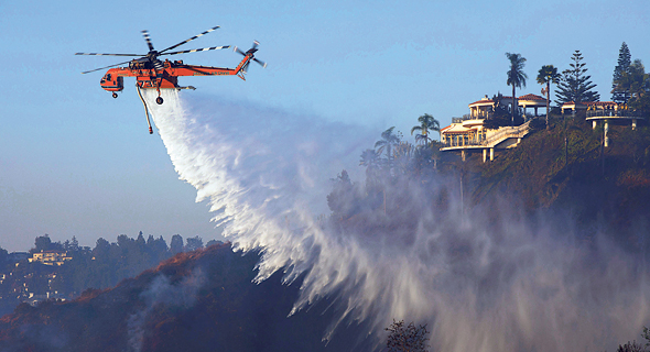 מסוק כיבוי שריפות בקליפורניה, צילום: בלומברג