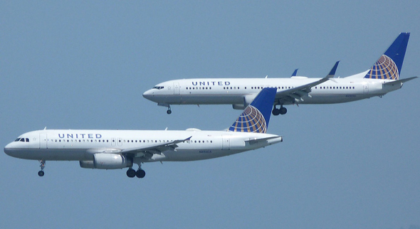 בואינג 737-900 ומתחתיו איירבוס A320. נראים זהים? שימו לב לסנפיר בקצה הכנף ולקצה הגוף, שבאיירבוס ממשיך יותר אחרי בסיס הזנב, צילום: Bill Larkins 