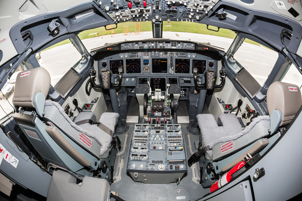 קוקפיט של בואינג 737. שימו לב למיקום וצורת ההגאים, צילום: שאטרסטוק