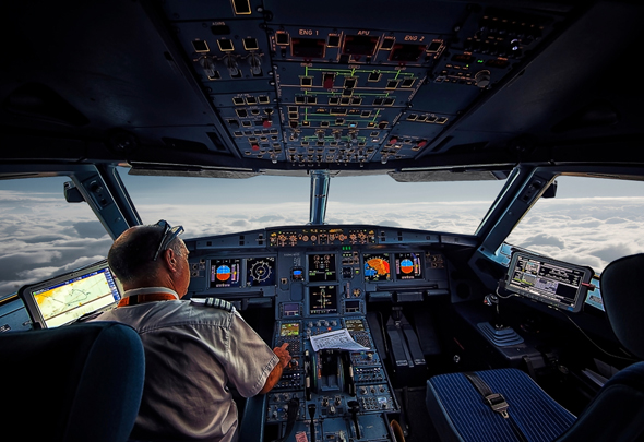 קוקפיט איירבוס A320. שימו לב לסטיק שנמצא לצד אנשי הצוות ולא מולם, צילום: שאטרסטוק