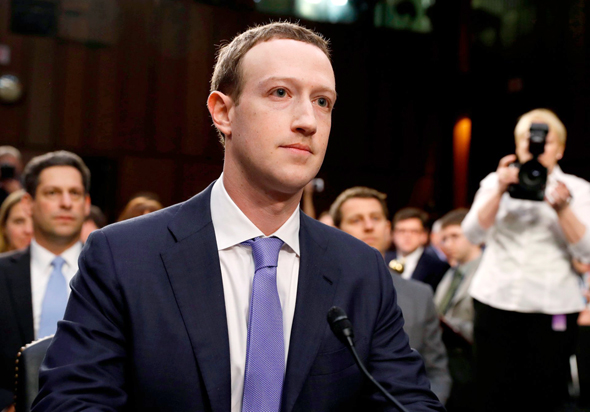 מארק צוקרברג, מנכ''ל פייסבוק, בעת צליבתו במהלך השימוע מול הקונגרס