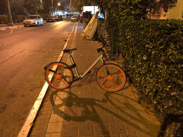 אופניים שיתופיים על המדרכה בתל אביב