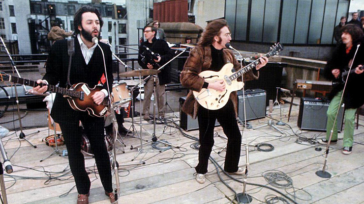 הביטלס בהופעה ההיסטורית על גג בניין חברת התקליטים, 1969. ג'קסון יחיה 55 שעות שנגנזו מצילומי "Let It Be"