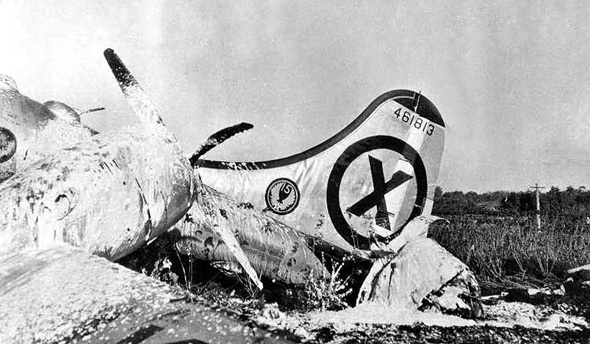 מטוס B29 שהושמד בנחיתת אונס, אותה ביצע לאחר שניזוק בקרב עם מיגים, צילום: USAF