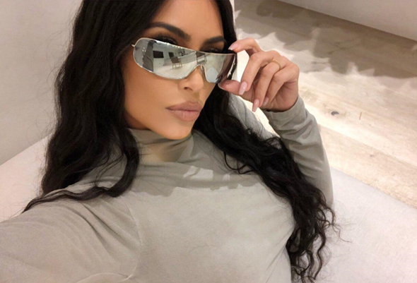 קים קרדשיאן עם משקפי קרולינה למקה, צילום: Kim Kardashian West