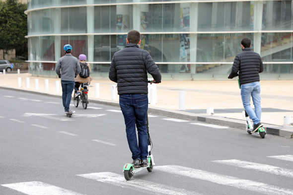 Shares e-scooter users in Tel Aviv. Photo: Dana Koppel