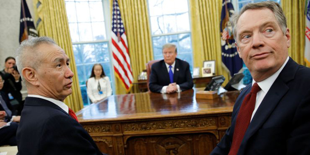 סגן הנשיא הסיני ליו הי בפגישה קודמת שקיים עם הנשיא טראמפ ועם נציב הסחר רוברט לייטייזר, צילום: רויטרס