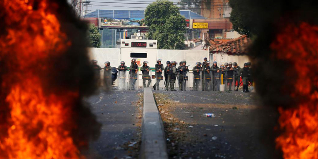 מדורו סוגר את ונצואלה: הרוגים בגבול, חיילים ערקו
